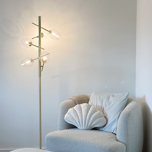 Stehlampe mit mehreren Leuchten und Sesseln