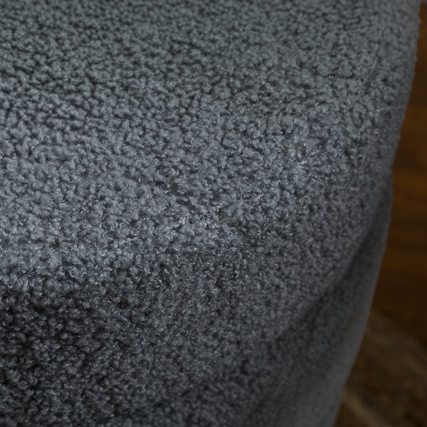 Nahaufnahme eines grauen Teppichs mit hochflorigem Flor