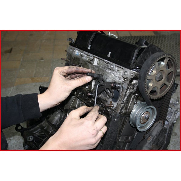 Detailansicht eines Motors mit Auspuffkrümmer