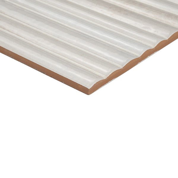Wandfliese mit gerillter Oberflächenstruktur und Terrakotta Trägermaterial