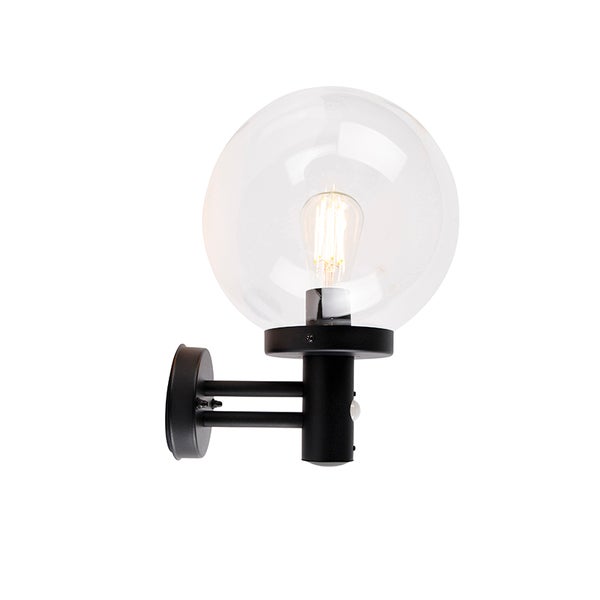 Moderne Außenwandleuchte mit schwarzem Metallgestell, klarer Glaskugel und integriertem Bewegungsmelder.