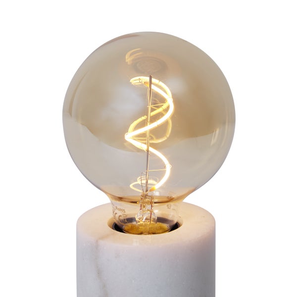 Dekorative LED Globelampe mit spiralförmigem Filament und goldfarbenem Glas in einem Sockel aus weißem Marmor.