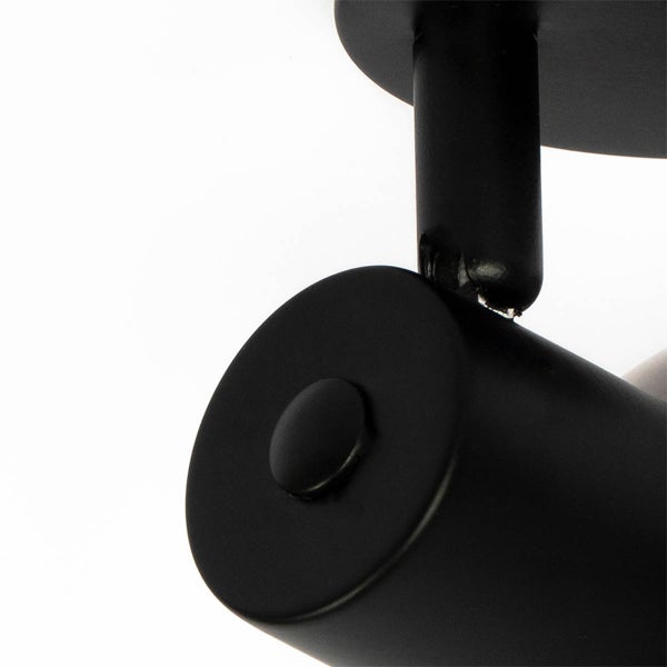 Detailaufnahme einer schwarzen Deckenleuchte mit verstellbarem Spot