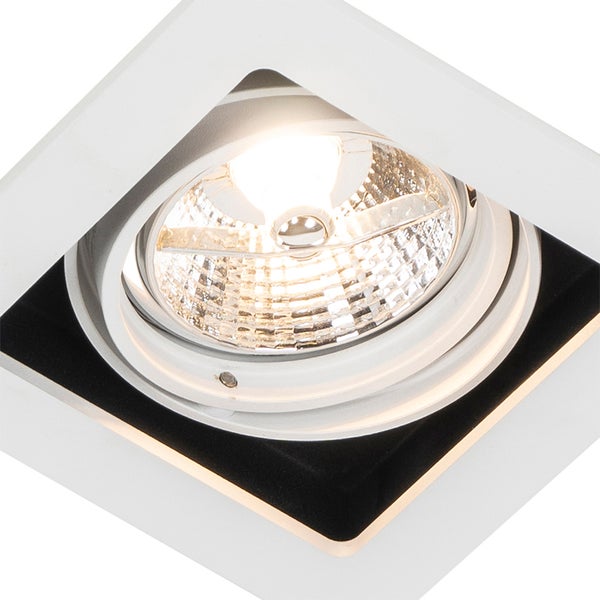 Quadratischer Einbaustrahler mit rundem, facettiertem Reflektor und schwenkbarem Leuchtmittel.