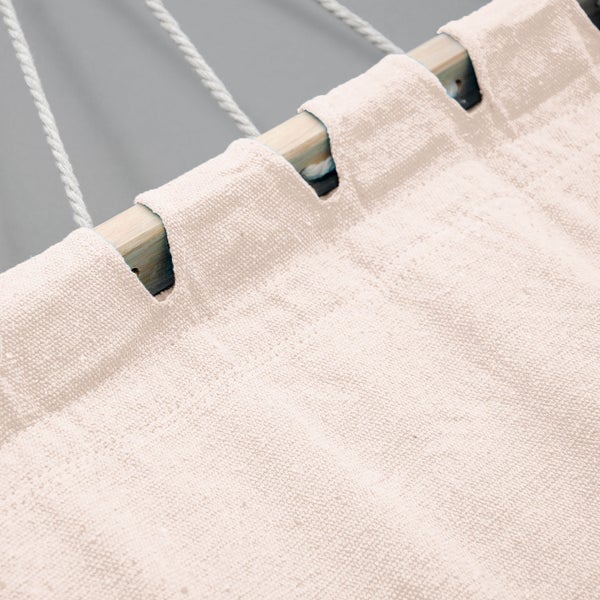 Detailaufnahme einer beigen Hängematte aus Stoff mit Spreizstab aus Holz und Seilen.