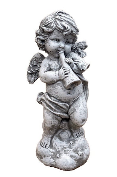 Gartenfigur Putto Engel spielt Trompete als Steindekoration für den Außenbereich