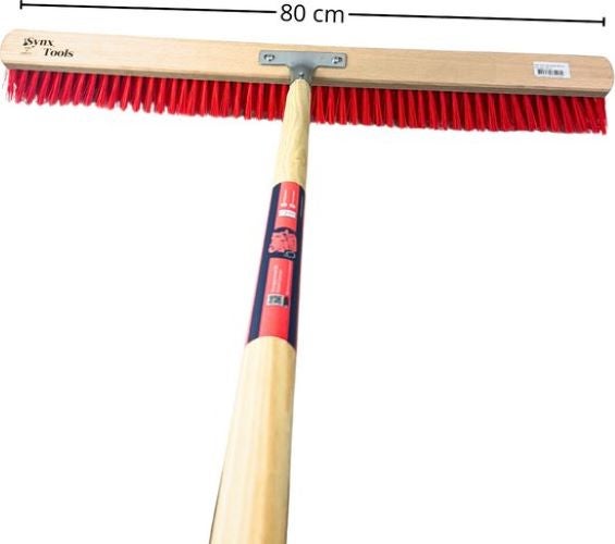 Kehrbesen mit Holzstiel und Borsten, 80 cm breit