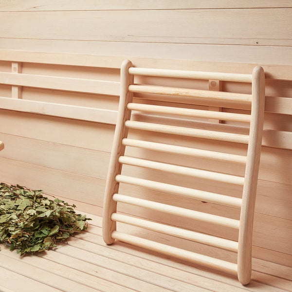 Saunarückenlehne aus Holz für bequemes Sitzen in der Sauna, ergonomisch geformt, ideal für den Sauna-Innenraum.