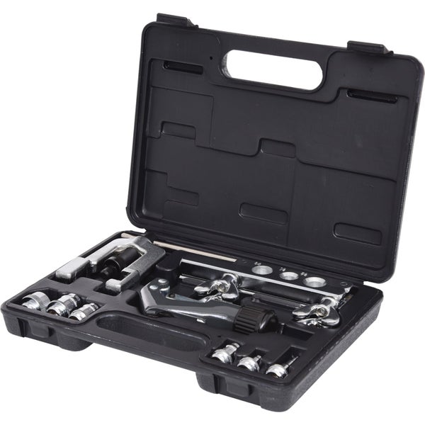Bördelgerät-Set im schwarzen Kunststoffkoffer mit Rohrabschneider und verschiedenen Aufsätzen aus Metall.