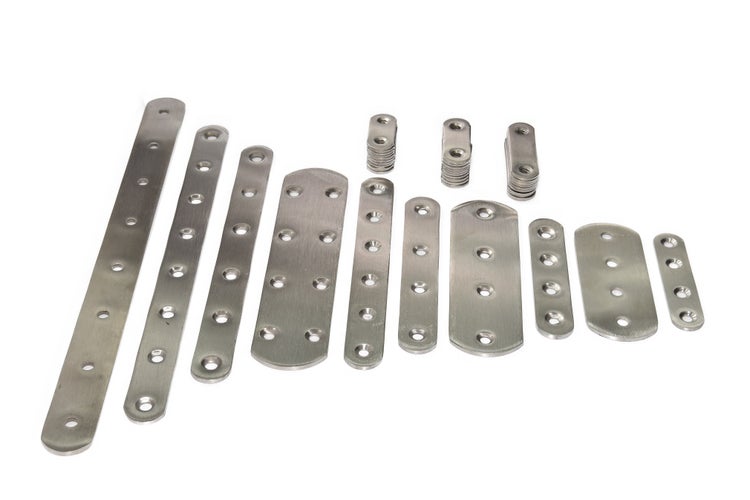 Verschiedene Metall Flachverbinder und Lochplatten für Holzverbindungen.
