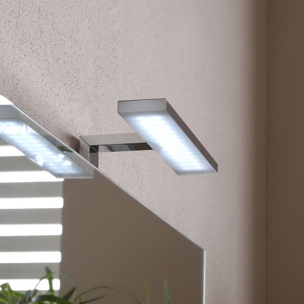 Auf dem Bild ist eine rechteckige LED-Spiegelleuchte zu sehen, die an einer Wand befestigt ist.