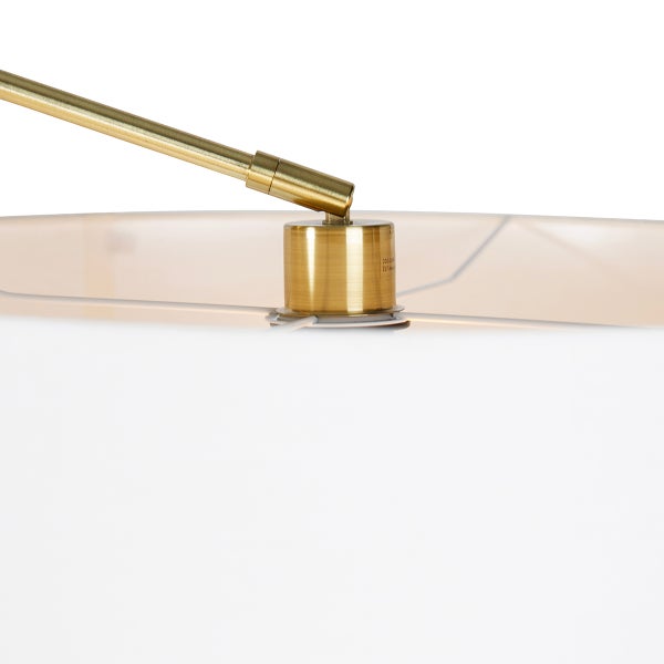 Detailansicht einer goldenen Lampenhalterung mit Lampenschirm