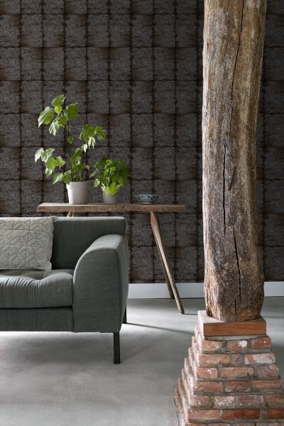 Wohnzimmer mit grauer Couch, Holztisch und gemusterter Tapete