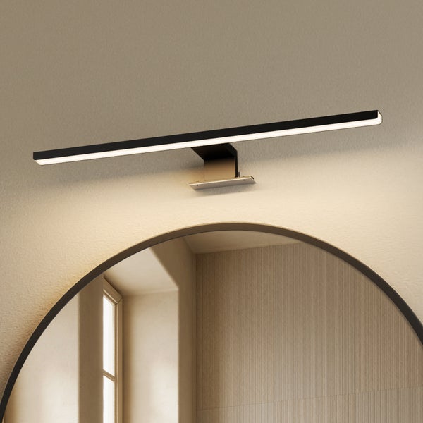Badezimmer mit Spiegel und schwarzer LED-Leuchte