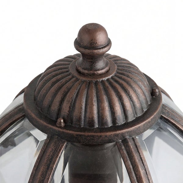 Detailaufnahme einer Gartenlampe mit dekorativem Lampenkopf.