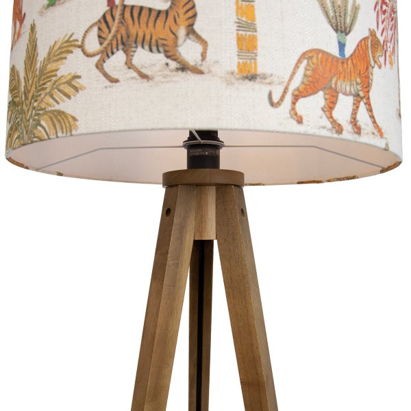 Tischleuchte mit Stativfuß aus Holz und Lampenschirm mit Tigermotiv im Dschungeldesign