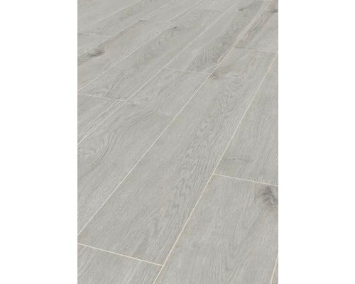 Verlegte Bodenfliesen in Holzoptik