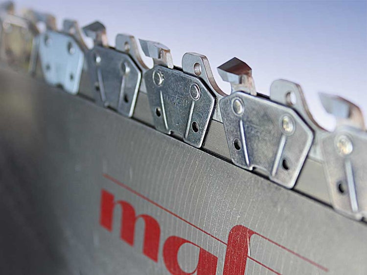 Detailansicht einer Mafell Sägekette für Zimmerei-Kettensägen mit metallischen Schneidelementen.