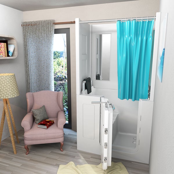 Seniorengerechte Sitzbadewanne mit Tür, Haltegriff und Duschvorhang in einem hellen Zimmer neben einem Sessel.