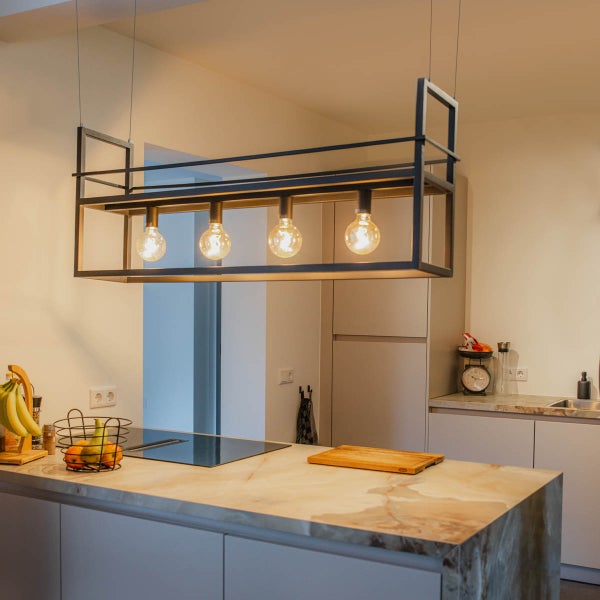 Hängelampe mit vier Leuchtmitteln über einer Kücheninsel