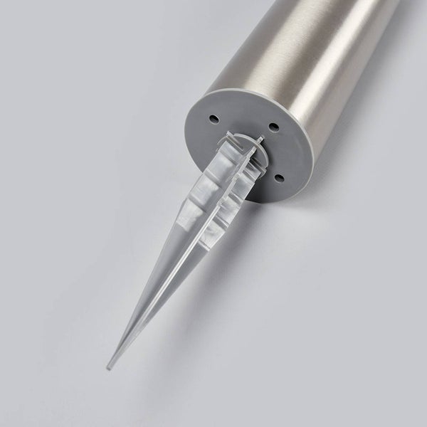 Erdspieß einer Gartenleuchte aus Edelstahl mit transparenter Kunststoffspitze für die Bodenbefestigung.