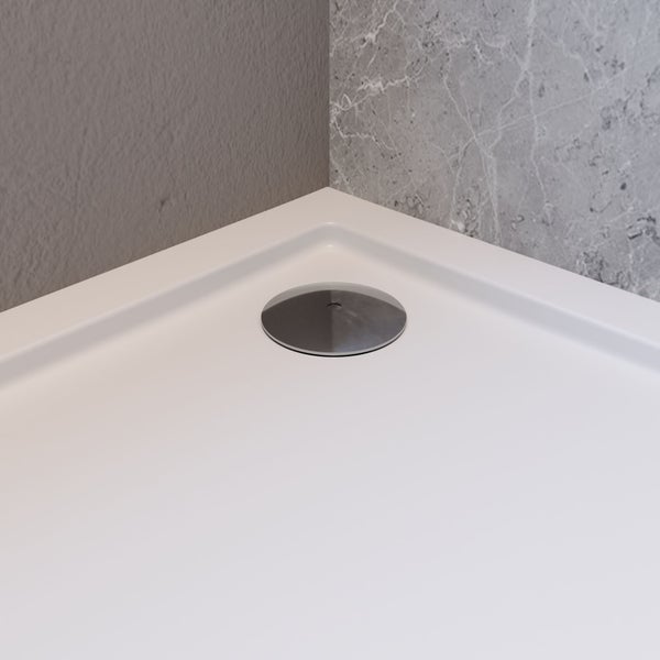 Duschwanne mit integriertem runden Abfluss in einer Ecke installiert vor Wandfliesen in Beton und Marmoroptik