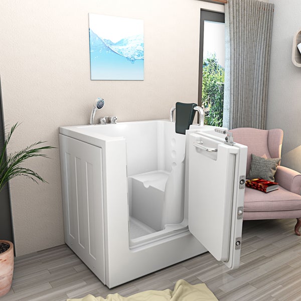 Begehbare Badewanne mit offener Tür in einem hellen Badezimmer