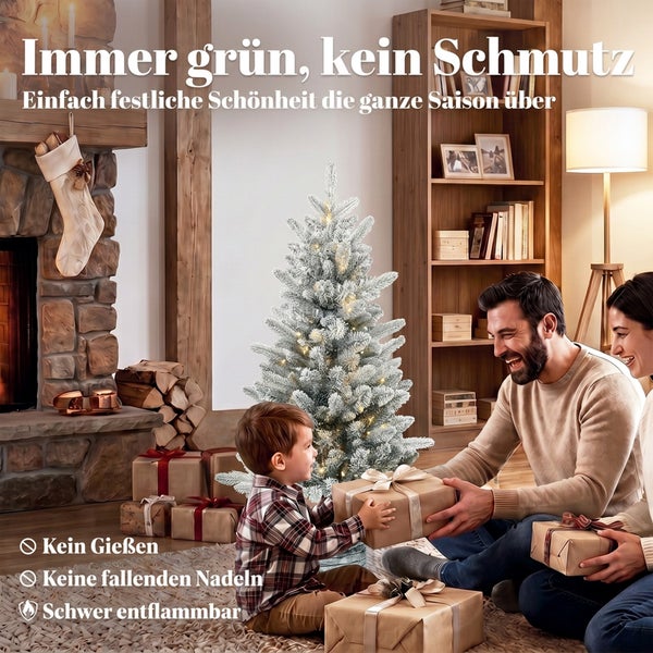 Familie im wohnlichen Wohnzimmer mit einem geschmückten, künstlichen Weihnachtsbaum vor einem Kamin, der Sauberkeit und Festlichkeit symbolisiert.