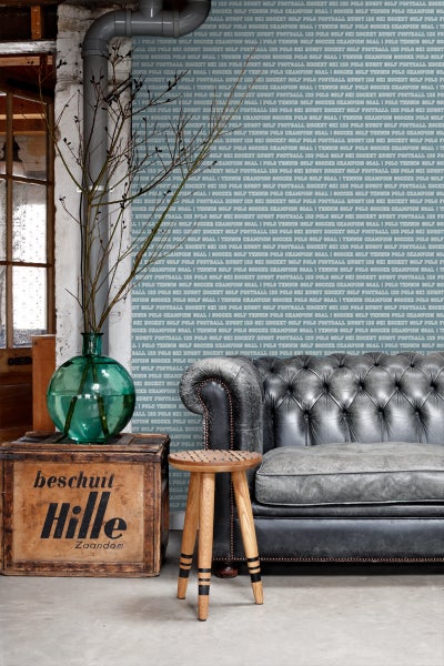 Interieur mit Sofa, Hocker, Holzkiste und Dekoration