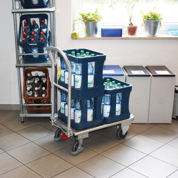 Transportwagen mit Getränkekisten und Regal mit Getränken