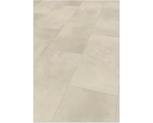 Verlegtes Laminat mit Holzoptik in einem Raum.