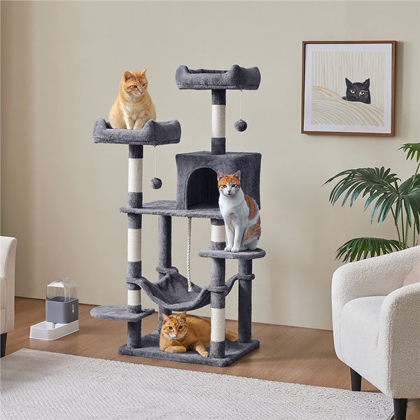 Katzenkratzbaum mit mehreren Ebenen und drei Katzen