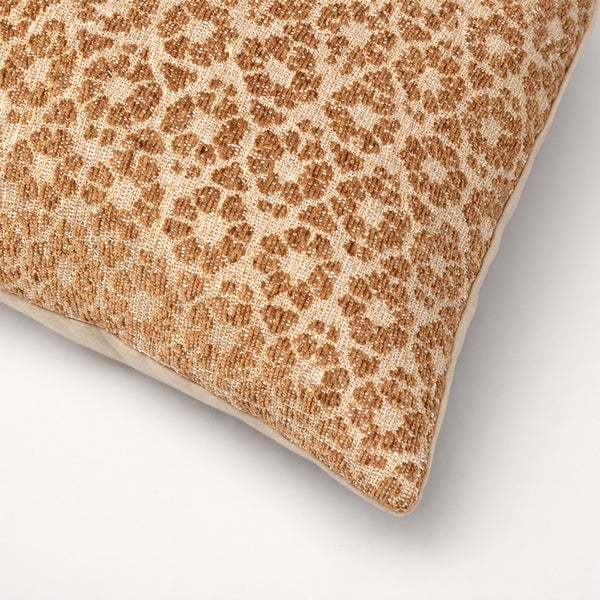 Dekokissen mit Tiermuster auf hellem Hintergrund