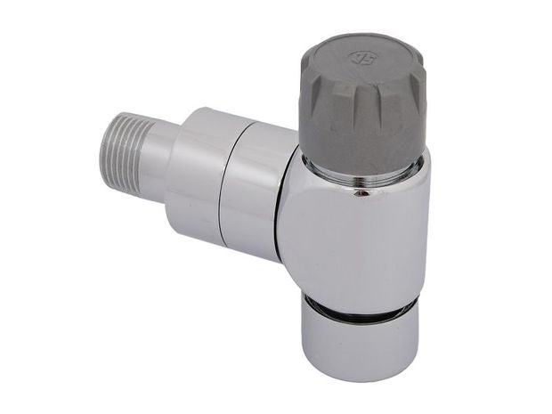 Verchromtes Heizkörperventil in Eckform mit grauer Schutzkappe und Gewindeanschluss.