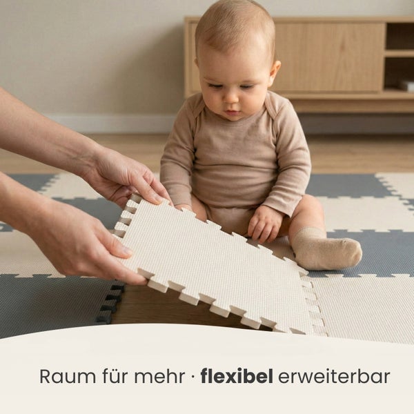 Baby auf einer Schaumstoff-Puzzlematte während Hände ein weiteres Teil zur Erweiterung hinzufügen.