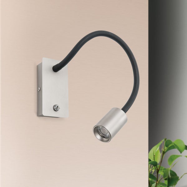 Moderne LED Wandleseleuchte mit flexiblem Arm und Schalter auf der Wandhalterung