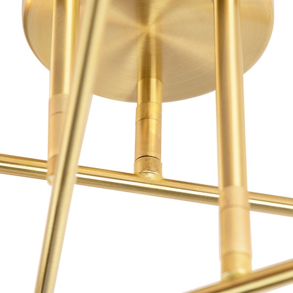 Detailaufnahme einer goldenen Deckenleuchte mit Metallelementen