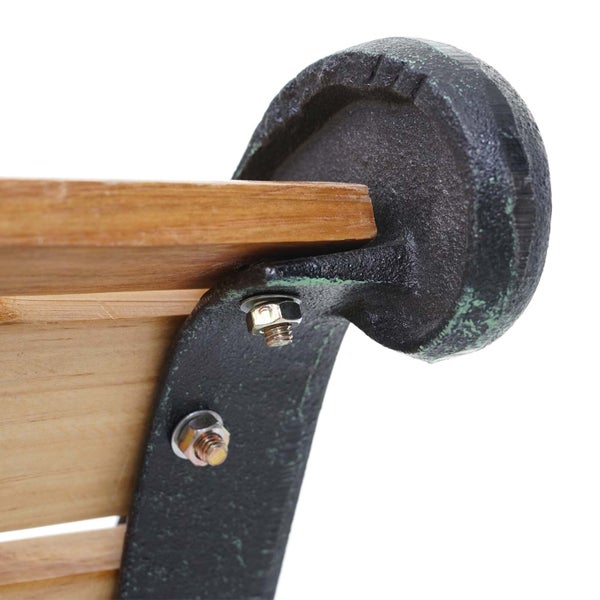 Detail einer Gartenbank mit Holzlatten und einem Gestell aus Gusseisen, befestigt mit Schrauben.