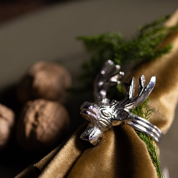 Dekorativer Serviettenring mit Hirschkopf-Motiv auf Stoffserviette