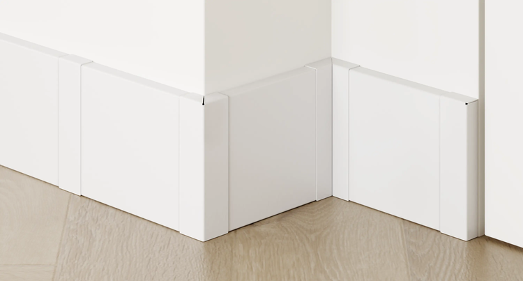 Detailansicht einer weißen Sockelleiste an einer Wand