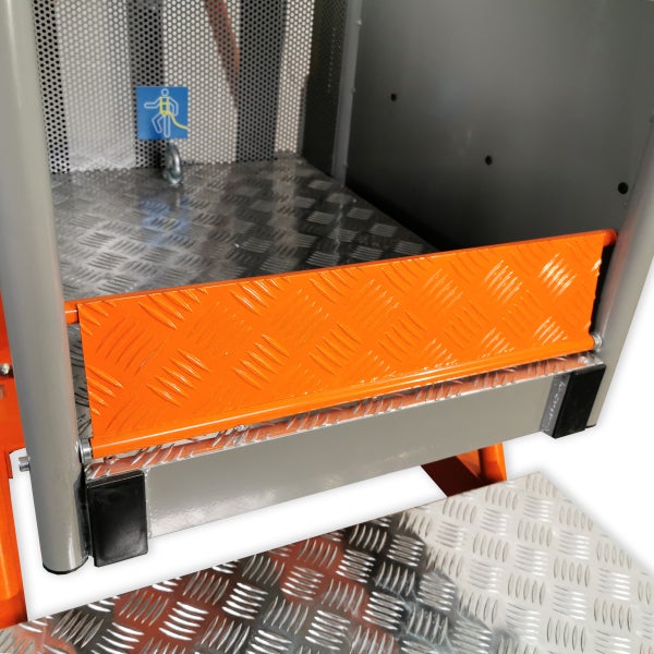 Detailansicht einer Arbeitsbühne mit Riffelblechboden, orangefarbener Fußleiste, Anschlagpunkt und Zeichen zur Verwendung einer Absturzsicherung.