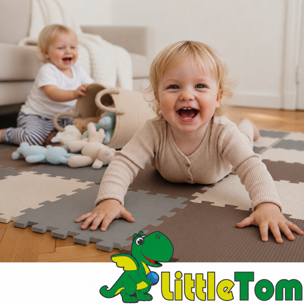 Zwei spielende Kinder auf einer Puzzlematte aus Schaumstoff mit Little Tom Logo