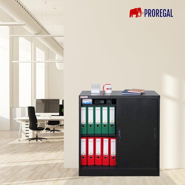Schwarzer Büro-Metallschrank mit Schiebetüren, gefüllt mit Aktenordnern, in einem hellen, modernen Büro. Proregal Logo.