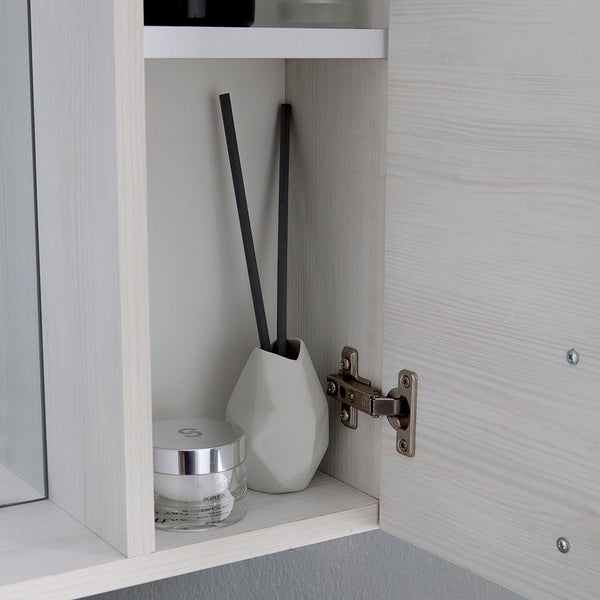 Offener Badezimmerschrank mit heller Holzmaserung, weißer Vase mit Duftstäbchen und Cremedose im Inneren.