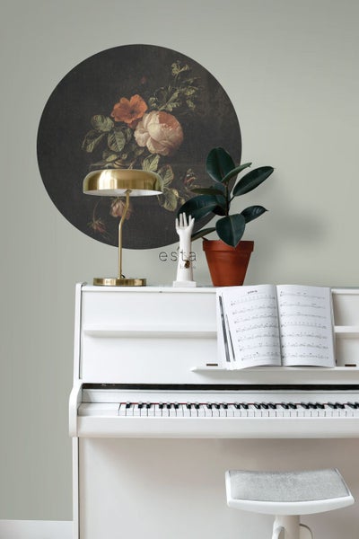 Szene mit einem weißen Klavier, einer Tischleuchte, einer Zimmerpflanze und einem Wandbild mit Blumenmotiv