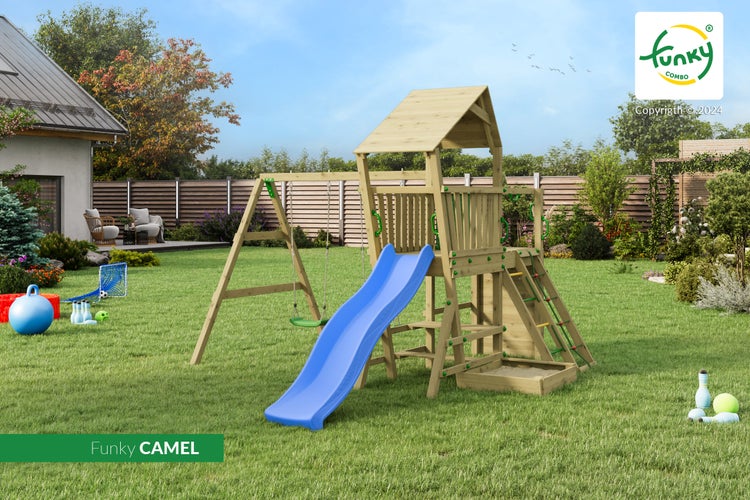 Spielturm aus Holz Funky Camel mit blauer Rutsche, Schaukel, Kletterwand und Sandkasten im Garten.
