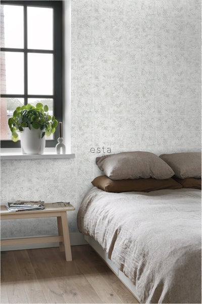 Schlafzimmer mit Bett und Wandtapete mit floralem Muster