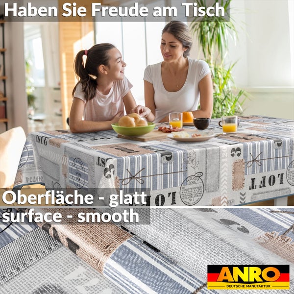 Familie am Tisch mit Tischdecke im Patchwork Design und glatter Oberfläche