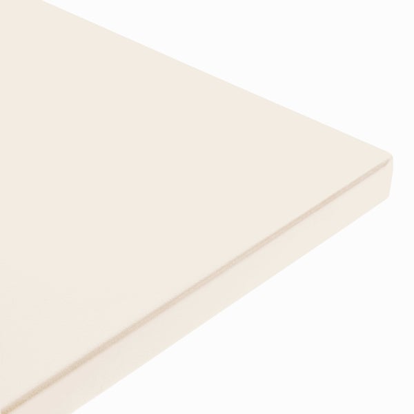 Detailansicht der Ecke eines cremeweißen Regalbodens oder einer Möbelbauplatte mit glatter Oberfläche.