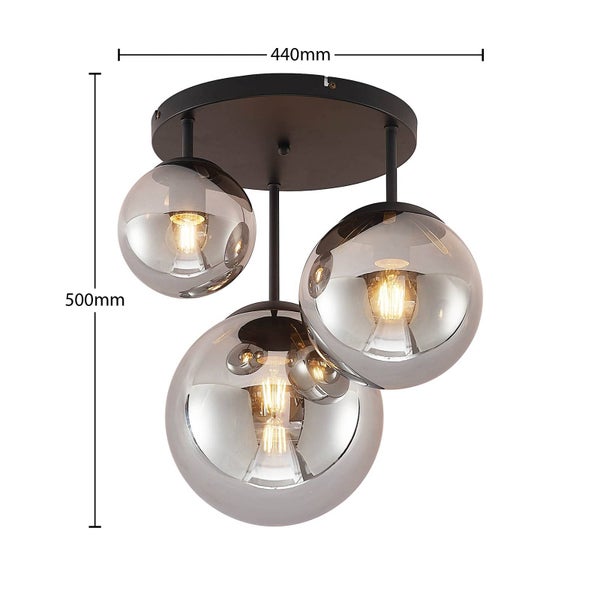 Moderne Deckenleuchte mit schwarzer Halterung und drei spiegelnden Schirmen aus Glas in Kugelform.